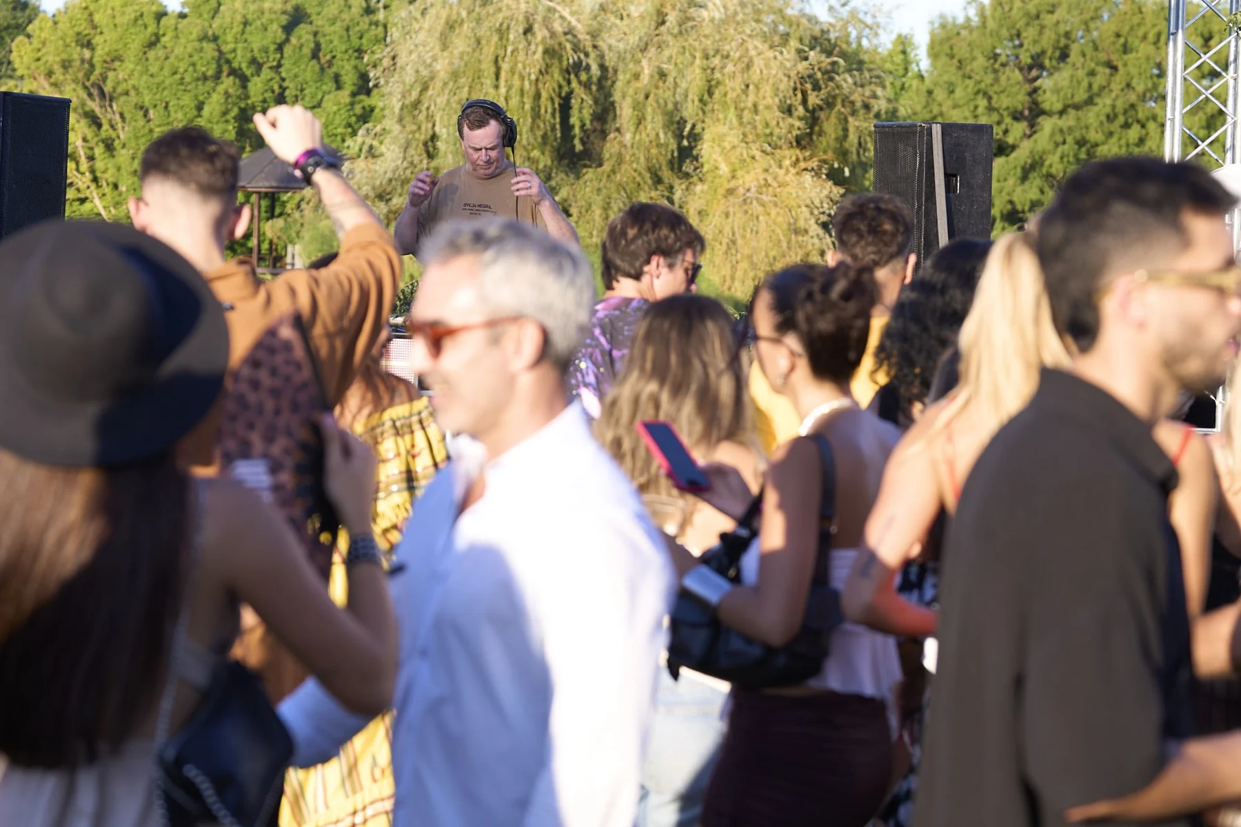 Gente disfrutando y bailando durante Private Island Sessions